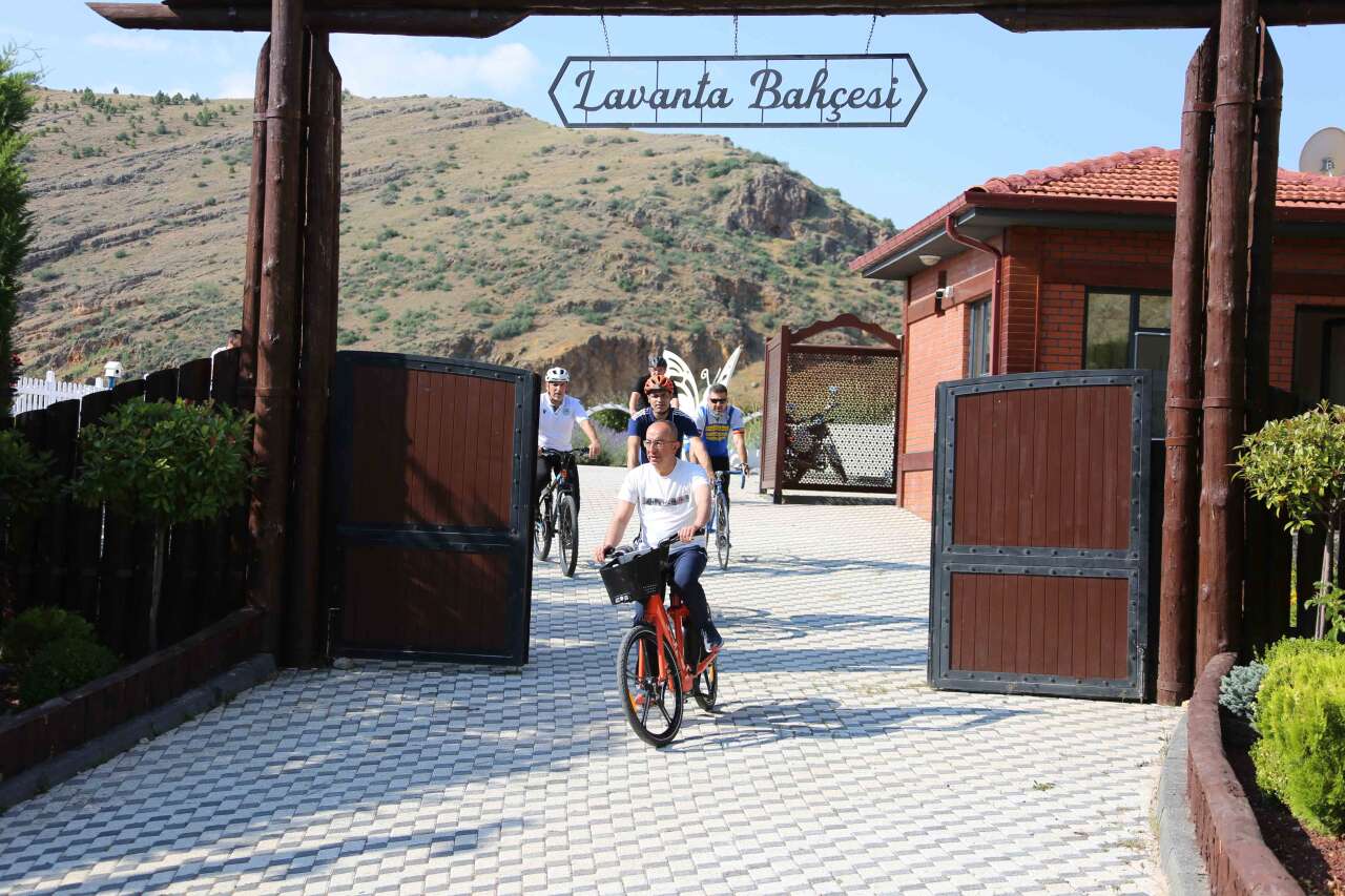 Başkan Kavuş bisikletiyle Konya sokaklarında! Meram’ın güzellerine pedal çevirdi 9